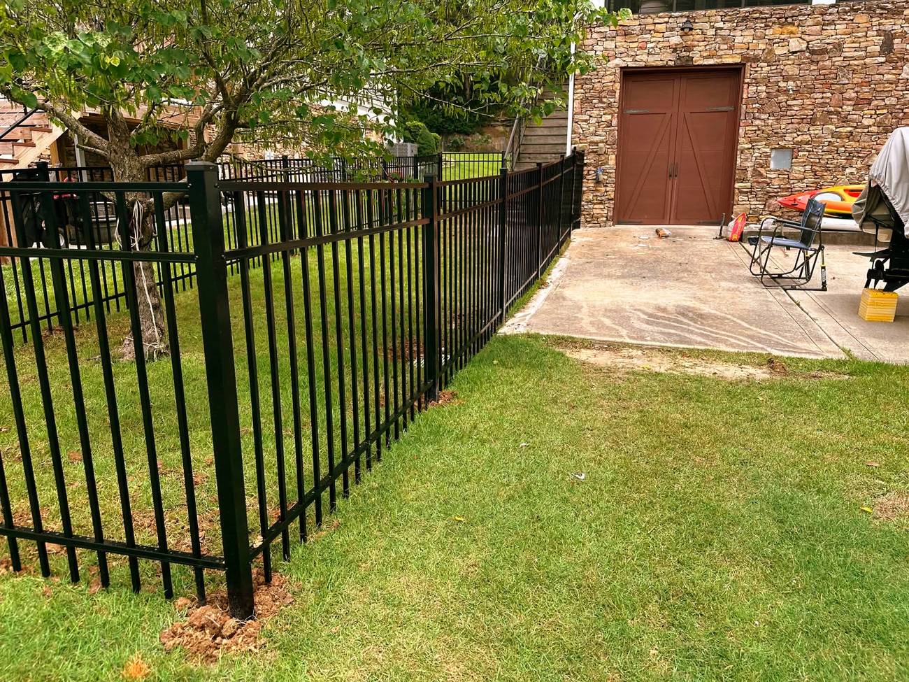 Black flat top aluminum fence
